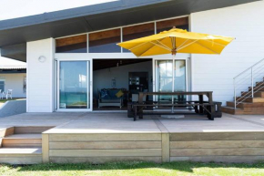 Seal point beach house. Prime beachfront position.